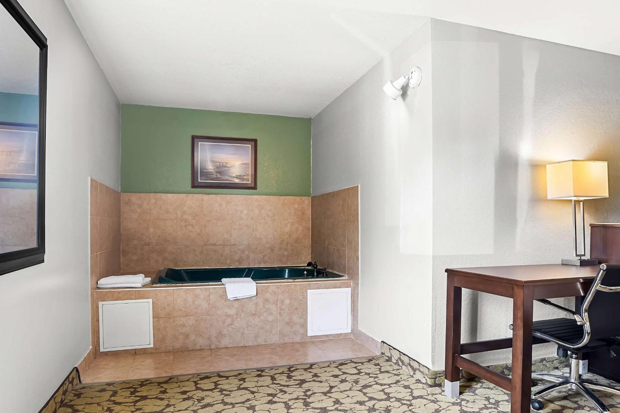 Surestay Plus Hotel By Best Western Беттендорф Экстерьер фото